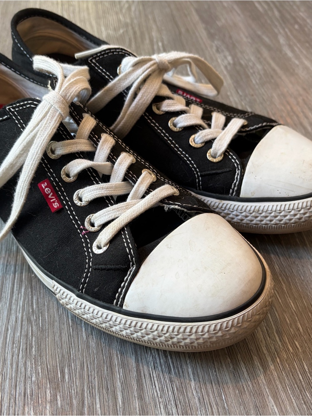 Levi’s Ladies Canvas Sneakers size 8